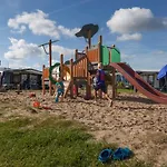 Chalet Op Gezellige Familiecamping Bij Zee